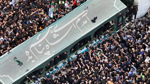 مراسم تشییع روی دست زائران