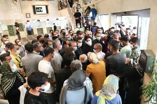 تصاویر دیدار سرزده رئیس‌جمهور از یک داروخانه توزیع اقلام کرونا