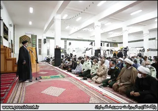 تصاویر حضور و گفتگوی رئیس جمهور با حاشیه نشینان شهر چابهار