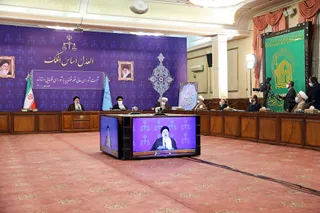 اگر آنقدر که جلسه گذاشتند تا چگونه از غرب کمک بگیرند، برای رونق تولید جلسه می‌گذاشتند، گره‌های بزرگی در کشور باز شده بود