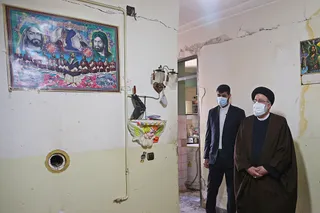 بازدید آیت الله رئیسی از مناطق زلزله زده سی‌سخت و ابراز همدردی با زلزله زدگان