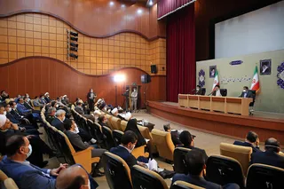 اگر راه اندازی کارخانه‌ها برای بانک‌ها صرفه اقتصادی ندارد، آنها باید نسبت به واگذاری واحدهای تولیدی که در تملک خود دارند، اقدام کنند