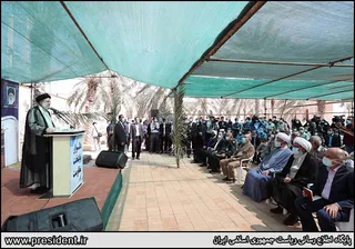 تصاویر سخنرانی در جمع مردم دلوار در خانه-موزه رئیسعلی دلواری