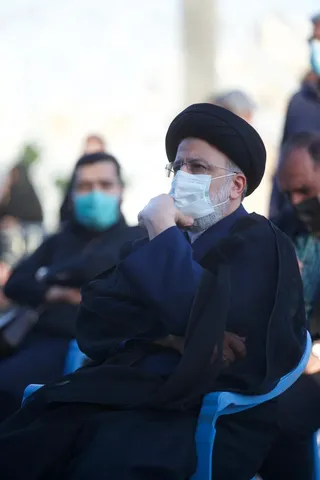 رئیسی در جمع عزاداران صادق آل محمد(ص) در میدان امام حسین(ع) حضور یافت