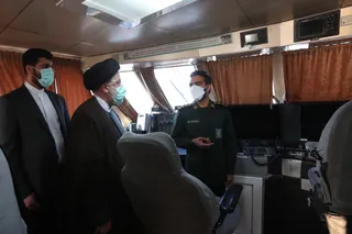 بازدید دکتر رئیسی از نمایشگاه توانمندی‌های نیروی دریایی سپاه پاسداران در بندرعباس
