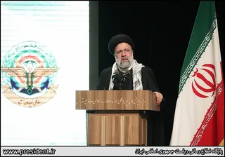 تصاویر حضور آیت‌الله رئیسی در نمایشگاه ملی "در لباس سربازی"