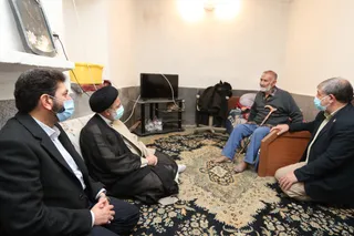 تصاویر حضور رئیس جمهور در منزل شهیدان فاتحی پیکانی و غضنفر فاتحی