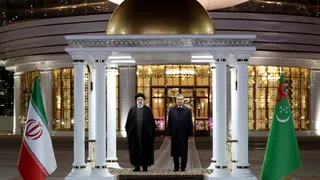 تصاویر ورود آیت الله رئیسی به فرودگاه بین المللی عشق آباد و استقبال رسمی رئیس جمهور ترکمنستان
