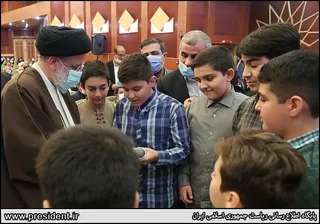 تصاویردیدار رئیس جمهور با نخبگان ، علماء ، خانواده شهدا ، ایثارگران و جمعی از اقشار مختلف مردم
