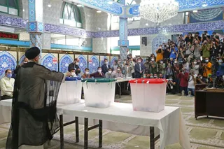 حضور رئیسی در مسجد ارشاد شهرری جهت انداختن رای خود به صندوق انتخابات