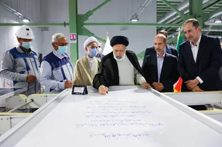 تصاویر افتتاح بزرگترین خط تولید پنل‌های خورشیدی کشور در خمین