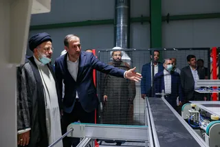 تصاویر افتتاح بزرگترین خط تولید پنل‌های خورشیدی کشور در خمین