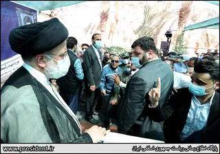 تصاویر سخنرانی در جمع مردم دلوار در خانه-موزه رئیسعلی دلواری