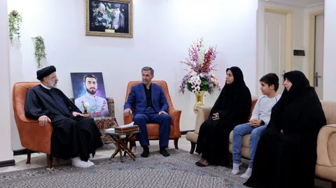 تصاویر حضور رئیس جمهور در منزل شهید امنیت آرمان علی وردی