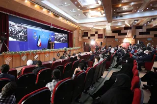 تصاویر دیدار رئیس جمهور با نخبگان ، علماء ، خانواده شهدا ، ایثارگران و جمعی از اقشار مختلف مردم
