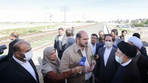 حضور دکتر رئیسی در محل اجرای پروژه راه‌آهن شهری ورامین