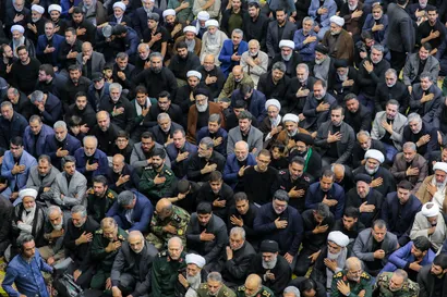 اقامه نماز رهبر معظم انقلاب بر پیکر رئیس جمهور شهید و همراهان