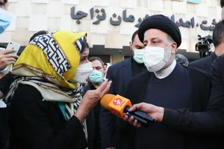 تصاویر دیدار سرزده رئیس‌جمهور از یک داروخانه توزیع اقلام کرونا