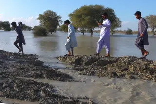 گزارش تصویری از حضور رئیس جمهور در مناطق سیل‌زده سیستان و بلوچستان