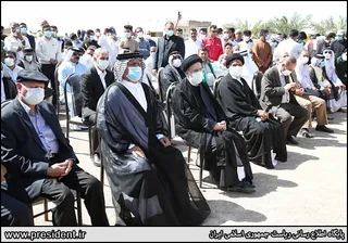 تصاویر بازدید هوایی رئیس جمهور از منطقه دشت آزادگان و هورالعظیم و حضور در میان مردم روستاهای اطراف هویزه