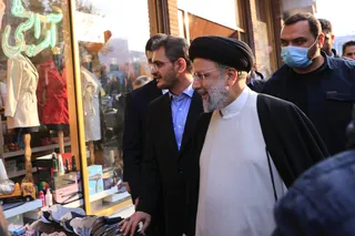 تصاویر حضور رئیس جمهور در بازار سنندج و گفتگو با مردم و کسبه