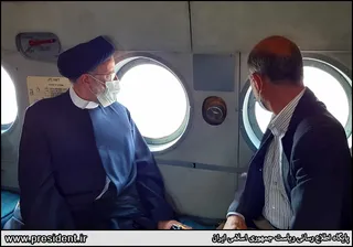 تصاویر بازدید هوایی رئیس جمهور از منطقه دشت آزادگان و هورالعظیم و حضور در میان مردم روستاهای اطراف هویزه