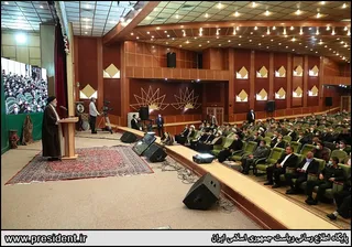 تصاویردیدار رئیس جمهور با نخبگان ، علماء ، خانواده شهدا ، ایثارگران و جمعی از اقشار مختلف مردم