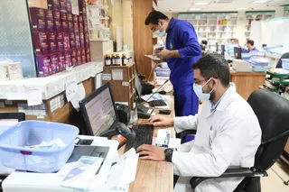 تصاویر دیدار سرزده رئیس‌جمهور از یک داروخانه توزیع اقلام کرونا