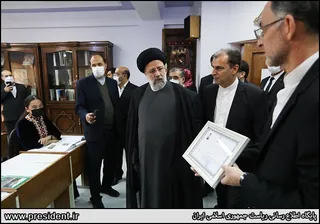 تصاویر بازدید دکتر رئیسی از مرکز فرهنگی ایران