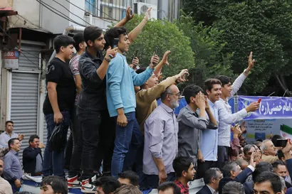 تصاویر استقبال مردمی از رئیس جمهور در مسیر ارگ تبریز