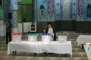 حضور رئیسی در مسجد ارشاد شهرری جهت انداختن رای خود به صندوق انتخابات