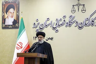 وقتی کسی به دادگاه می‌آید، با لحن و ادبیات مناسب با وی سخن بگویید
