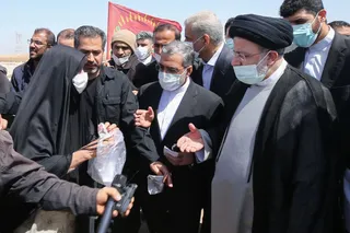 تصاویر رئیس جمهور در جمع زائران راهیان نور در منطقه شلمچه