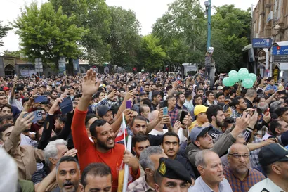 تصاویر استقبال مردمی از رئیس جمهور در مسیر ارگ تبریز