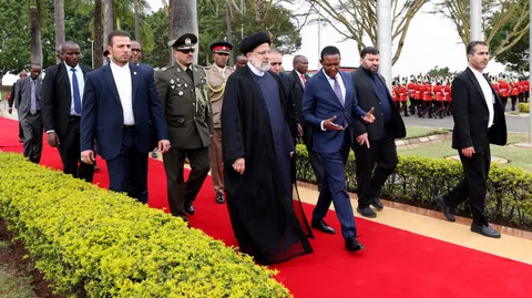 تصاویر دکتر رئیسی «نایروبی» را به مقصد «کامپالا» ترک کرد
