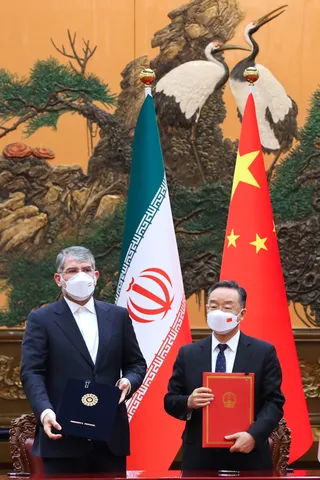 تصاویر امضای اسناد همکاری میان مقامات ایران و چین