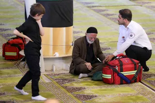 اقامه نماز رهبر معظم انقلاب بر پیکر رئیس جمهور شهید و همراهان