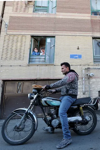 تصاویر بازدید سرزده رئیس جمهور از محله شهید هرندی تهران