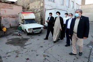 تصاویر حضور رئیس جمهور در منزل شهیدان فاتحی پیکانی و غضنفر فاتحی