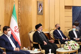 تصاویر بازگشت رئیس جمهور از سفر ترکمنستان