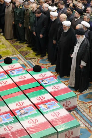 اقامه نماز رهبر معظم انقلاب بر پیکر رئیس جمهور شهید و همراهان