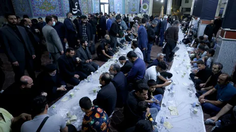 افطار رئیس جمهور همراه با زائران امام زاده اسماعیل شهریار