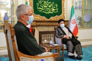 دیدار رئیس ستاد کل نیروهای مسلح به همراه جمعی از فرماندهان ارشد نظامی با رئیسی به مناسبت پیروزی در انتخابات ریاست جمهوری 1400