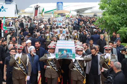 استقبال از پیکر رئیس جمهور شهید و همراهان در فرودگاه مهرآباد