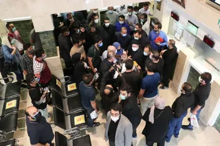 تصاویر دیدار سرزده رئیس‌جمهور از یک داروخانه توزیع اقلام کرونا