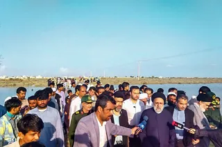 گزارش تصویری از حضور رئیس جمهور در مناطق سیل‌زده سیستان و بلوچستان