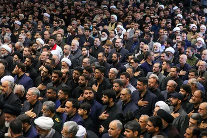 اقامه نماز رهبر معظم انقلاب بر پیکر رئیس جمهور شهید و همراهان