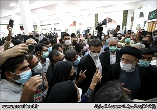تصاویر حضور و گفتگوی رئیس جمهور با حاشیه نشینان شهر چابهار