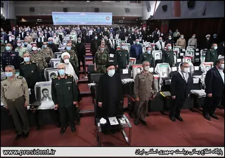 تصاویر حضور آیت‌الله رئیسی در نمایشگاه ملی "در لباس سربازی"