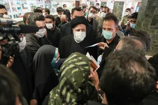 تصاویر دیدار سرزده رئیس‌جمهور از یک داروخانه توزیع اقلام کرونا